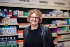 – Undersøkelsen viser at kvinner og de over 65 år er «flinkest» til å følge myndighetenes anbefaling om å ta influensavaksine hver sesong. Da er sannsynligheten for å bli alvorlig syk også redusert, sier Hanne Andresen i Apotekforeningen.