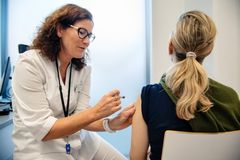 Apotekfarmasøyt setter influensavaksiner