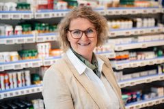 – Vi er opptatt av å gi trygge råd. Hvis det er tegn på noe mer alvorlig, henviser vi videre, sier fagdirektør og farmasøyt Hanne Andresen