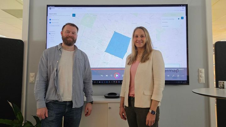 Kristine Hofer Næss, daglig leder, og Vegard Hofgaard, produktsjef i Sogelink Norway, presenterer nye løsninger på Smart City & Infrastruktur 2026.