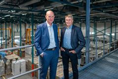 - Vi gikk for Columbus fordi de kan få jobben gjort raskt uten at vi må bruke for mye av våre egne folk, sier Fredrik Nordling, CEO i NordicEPOD (t.h) Her sammen fra fabrikkgulvet med kundeansvarlig Dagfinn Berge i Columbus.