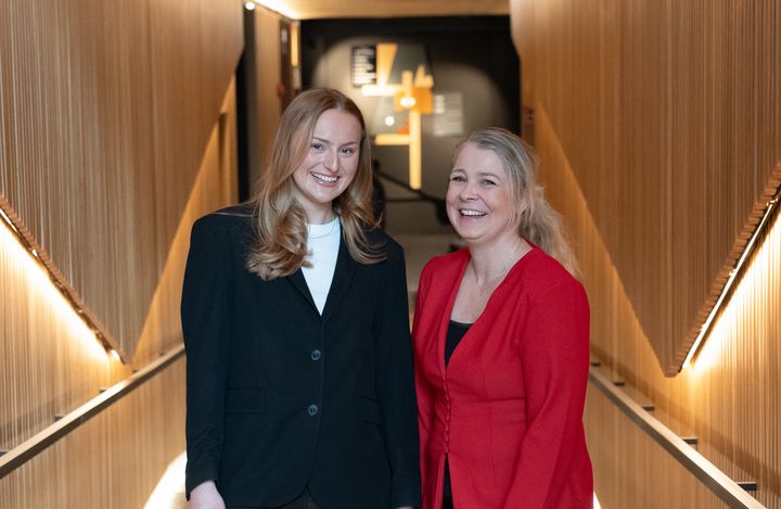 – Det er stor forskjell på å høre om AI og å arbeide med teknologien selv, sier instruktør og konsulent Kristin Sundby i Columbus. (t.v) Her sammen med kommunikasjonsjonsdirektør Cornelia Bjørke-Hill i Microsoft.