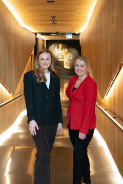 -Målet med workshopene er å gjøre veien kortere fra interesse for AI til faktisk bruk i virksomheten, sier Kristin Sundby i Columbus (tv.v) Her sammen med samarbeidspartner, kommunikasjonsdirektør Cornelia Bjørke-Hill i Microsoft.