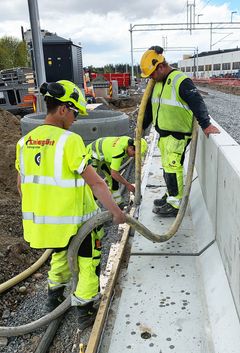 Pre-Mixed by Mapei-konseptet kan også levere forankring, understøp og denne typen produkter med pumpebil til byggeplass. Her fra levering på byggeplass på Skarnes.