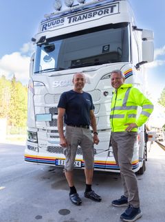 Daglig leder i Ruuds Transport AS, Knut Ruud og administrerende direktør i Mapei AS, Trond Hagerud viser frem ny elektrisk lastebil.