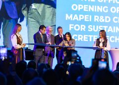 Høytidelig snorklipping med Mapei-gruppens eiere, Rescon-gründer Geir Tjugum og adm dir Trond Hagerud