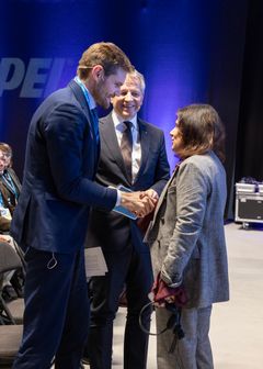 Mapei Group CEO Veronica Squinzi hilser på landbruks- og matminister Nils Kristen Sandtrøen