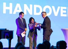 Overrekkelse av nøkkelkort til fabrikkanlegget i Nord-Odal til Mapei AS sine Italienske eiere.