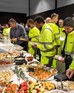 Matservering til alle gjester og ansatte i Mapei