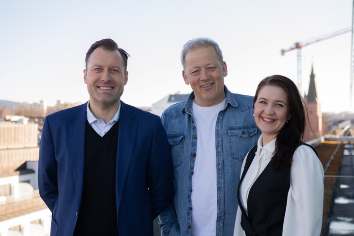 Playroom er på plass hos Geelmuyden Kiese på St. Olavs plass 5. Her ved Severin Roald fra Geelmuyden Kiese (t.v.) og Helge Wold og Marit Evensen fra Playroom.