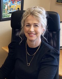 Eva Åsland i kontorstol