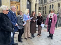 f.v. Siri Nodland (Fundraising Norge), Tom Staahle (FrP), Tone W. Trøen (Høyre), Mirell Høyer-Berntsen (SV), Jorunn Lossius (KrF), Silje Hjemdal (FrP) og Grete Herlofson (Norges Røde Kors)