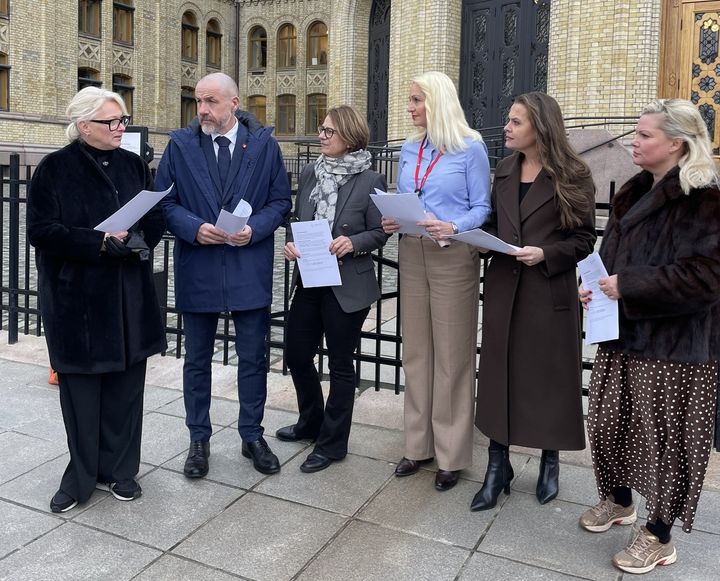 Oppropet ble levert til representanter fra Finanskomiteen og Familie- og kulturkomiteen 24. november.f.v. Siri Nodland (Fundraising Norge), Tom Staahle (FrP), Tone W. Trøen (Høyre), Mirell Høyer-Berntsen (SV), Jorunn Lossius (KrF) og Silje Hjemdal (FrP).