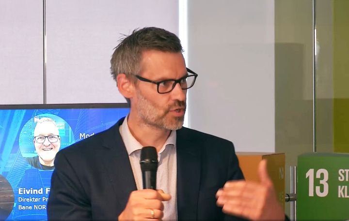 Sigmund Aandstad under paneldebatten om digital transformasjon i byggebransjen.