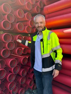 Kåre Yttervik i Pipelife Norge ber norske energiselskaper slutte å grave ned verdifulle ressurser for godt.