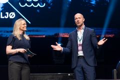 Konferansier Guro Fostervold Tvedten og Jørn Fragge, administrerende direktør i Pipelife Norge.