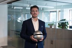 Heimdall Powers CEO, Jørgen Festervoll, med selskapets Neuron sensor