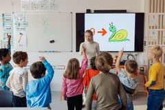 Færre lærere vil gjør skolen dårligere. En ny undersøkelse viser at 8 av 10 vil beholde nasjonal lærernorm.