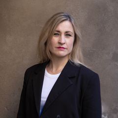 Det holder ikke at det står noen bøker i et skap. Lærebøkene må være oppdaterte, relevante og tilgjengelige når lærerne trenger dem, mener Milo Lorentzen i Utdanningsforbundet