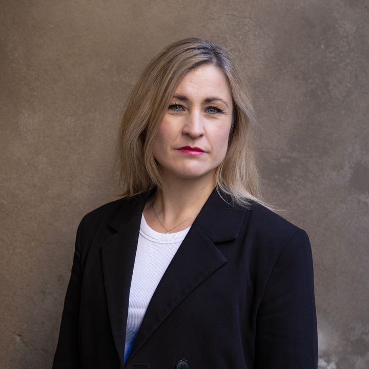 Det holder ikke at det står noen bøker i et skap. Lærebøkene må være oppdaterte, relevante og tilgjengelige når lærerne trenger dem, mener Milo Lorentzen i Utdanningsforbundet