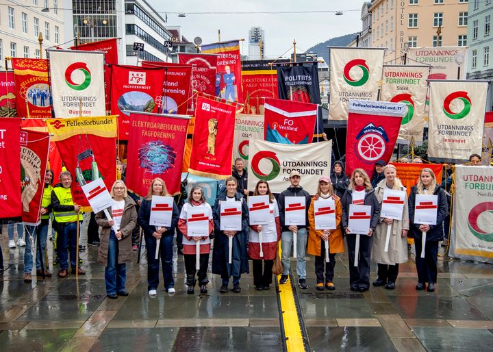 Ei samla fagrørsle står bak dei streikande lærarane ved Bergen Kristne Grunnskole. Her frå streikemarkering torsdag 1. oktober.