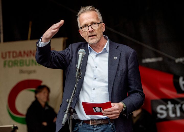 Geir Røsvoll under streikemarkeringen i Bergen 1. oktober. Han holder en appell.