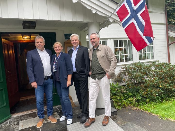 Fra venstre: Kjell Johansen, kommunestyremedlem, Pensjonistpartiet, Cecilie Pind, ordfører, Høyre, Tønnes Steenersen, varaordfører, Fremskrittspartiet, Paal Alexander Sjøvall, kommunestyremedlem, Senterpartiet.