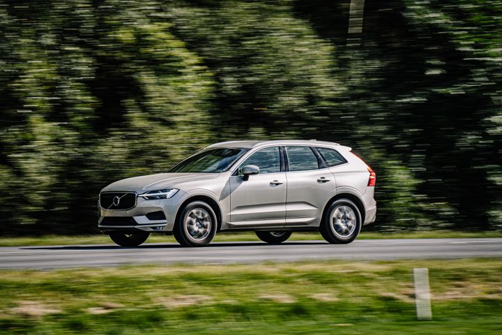Svenskene hadde solid økning i nybilsalget i april. Volvo har en sterk posisjon, ikke minst ladbare bensinhybrider.