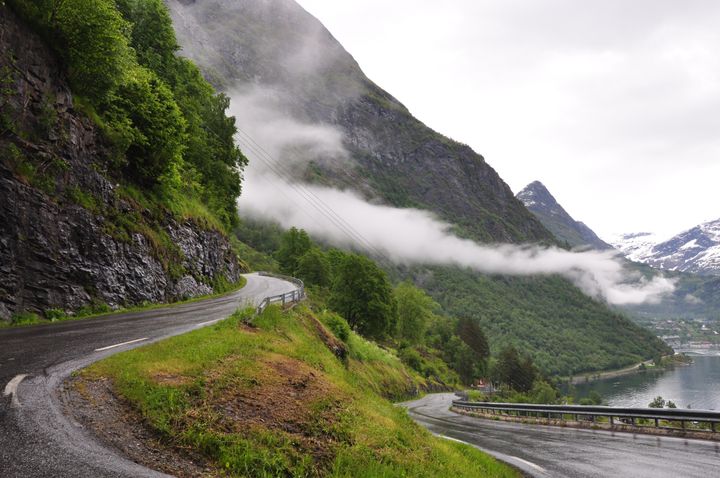 ØKENDE PROBLEM: Bakgrunnen for kåringen er det stadig økende forfallet på fylkesveiene. De utgjør over halvparten av det offentlige veinettet i Norge, men blitt tatt for dårlig vare på og får langt fra nok midler til vedlikehold.