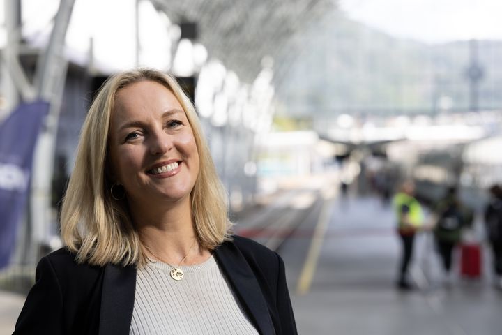 Torill Eidsheim bringer med seg bred erfaring fra politikk, næringsliv og organisasjonsutvikling til rollen som leder for samfunnskontakt og mobilitet i OFV.