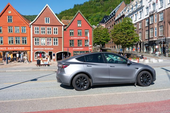 Tesla topper nybilsalget, men møter hard konkurranse. En rekke nye merker og modeller har stor og økende interesse hos norske bilkjøpere.