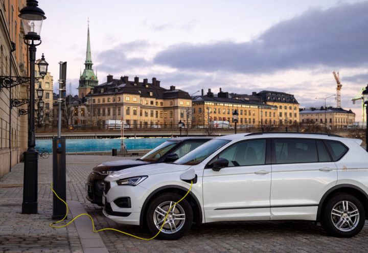 Mens elbilandelen øker i resten av Norden, faller den i Sverige. Der hadde ladbare hybrider en markant økning i nybilsalget i september.