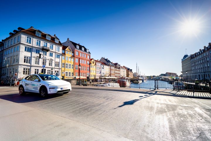 Elbilsalget i Norden holder seg på rekordnivå, men veksten har flatet ut i Norge og Sverige. Danmark og Finland viser fortsatt tydelig fremgang.