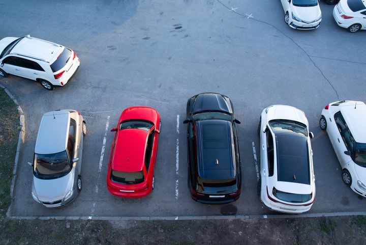 INGEN FARGEFEST: Grå og svarte biler utgjør sammen 50,5 prosent av personbilbestanden. Hvit er tredje største farge, med 388 667 biler og en andel på 13,4 prosent.