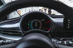 NY REKORD: Elbilandelen i april er på rekordhøye 98,6 prosent. De mest ivrige elbilkjøperne finner vi i Østfold, der 99,3 prosent av de førstegangsregistrerte nye personbilene er elektriske. Lavest ligger Finnmark, men også der er elbilandelen høy, med 95,1 prosent.