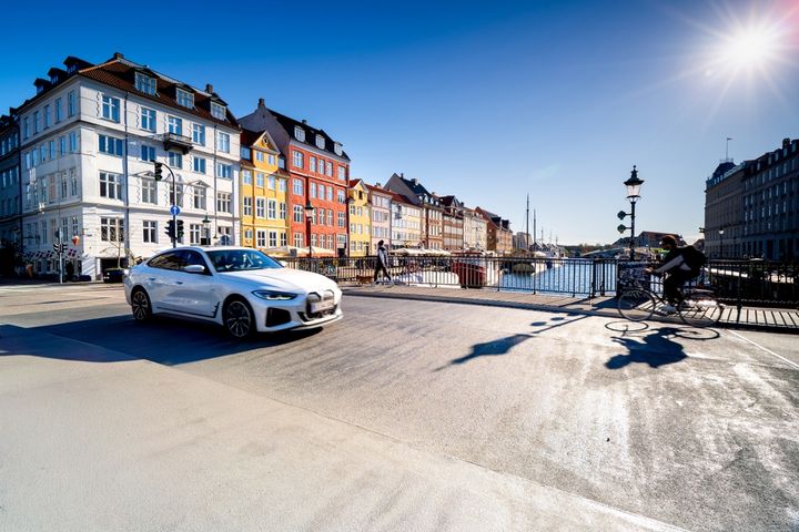 Hele 98,6 prosent av nye, norske personbiler var elektriske i april, som er ny månedsrekord i Norge. Danmark følger etter med 81,9 prosent, mens Finland og Sverige hadde elbilandeler på henholdsvis 48,8 og 42 prosent.