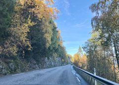 MILLIARDETTERSLEP: Fylkesvei 33 ble kåret til Norges dårligste fylkesvei i 2025. Siden den gang har vedlikeholdsetterslepet på norske fylkesveier bare fortsatt å øke til godt over 100 milliarder.