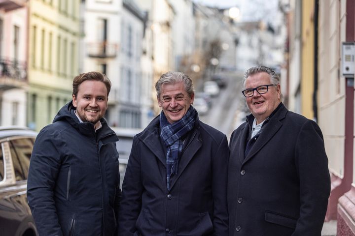 F.v.: Vegard Haavik, daglig leder i ARTI Consult, Bent Andreassen, administrerende direktør i Pharma Nordic og Helge Strømskag, styreleder i Pharma Nordic.