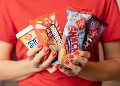 TIL TOPPS: Både Monaka, Snackis Sjokokaramell og Crème Choc’o Brownie er blant årets mest populære småisnyheter.