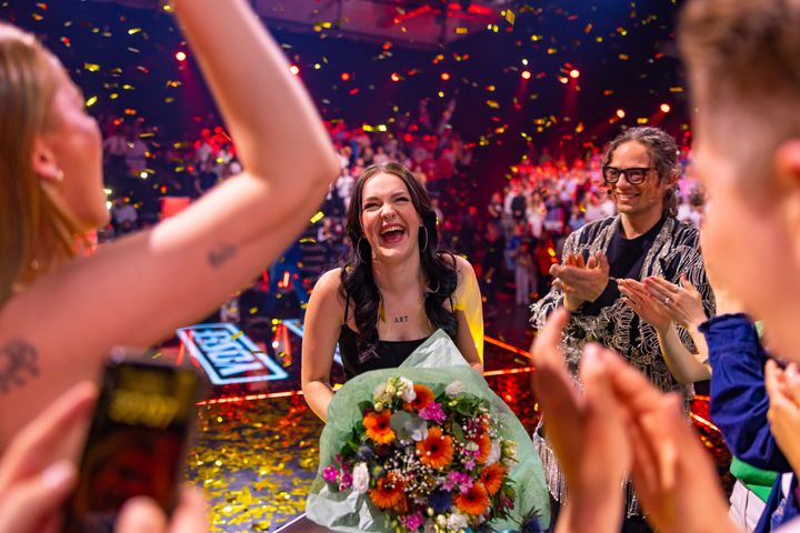 Kira Dalan Eriksen stakk av med seieren i fjorårets utgave av The Voice, nå Skal hun tilbake på The Voice scenen under årets semifinale med en rykende fersk utgivelse!