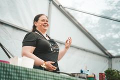 Mari Hult, holder kokkekurs på Oslo Vegetarfestival.