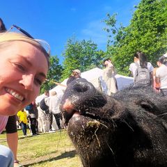 En kvinne tar selfie med grisen Helmer