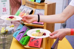 Publikum får gratis smaksprøver på produkter så de kan oppdage nye favoritter.