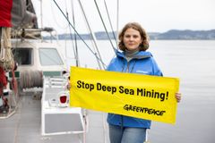 Fagrådgiver for dyphavet i Greenpeace, Haldis Tjeldflaat Helle, ombord på skipet Witness. Sammen med et forskerteam, forsker hun på livet i dyphavet i områdene norske myndigheter har åpnet for gruvedrift. På første dag har teamt observert flere grupper spermhval.