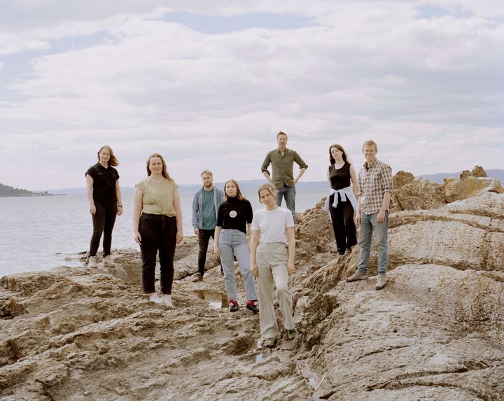 De individuelle saksøkerne bak klagen er Ella Marie Hætta Isaksen, Ingrid Skjoldvær, Gaute Eiterjord, Gina Gylver, Lasse Eriksen Bjørn og Mia Chamberlain.