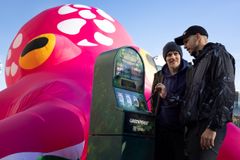 GAMBLING: Gustaf Skarsgård og broren Valter Skarsgård tester den nye spilleautomaten til Greenpeace. Her kan spilleren symbolsk gamble med livet i havet, akkurat slik gruveselskapene og den norske regjeringen gjør.