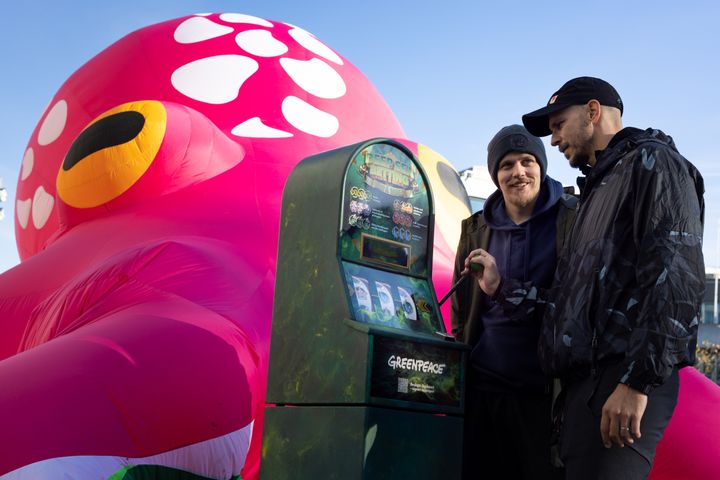 GAMBLING: Gustaf Skarsgård og broren Valter Skarsgård tester den nye spilleautomaten til Greenpeace. Her kan spilleren symbolsk gamble med livet i havet, akkurat slik gruveselskapene og den norske regjeringen gjør.