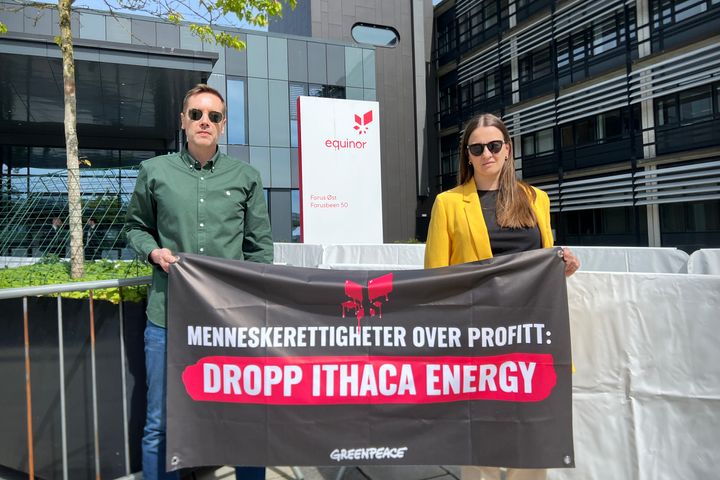 Frode Pleym, leder i Greenpeace og Bergdis Joelsdottir, politisk rådgiver i Amnesty er på plass i Stavanger.