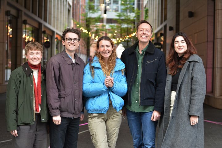 Greenpeace og Natur og Ungdom feirer seier i lagmannsretten. F.v: Eri Melhus, Andreas Randøy, Sigrid Hoddevik Losnegård, Frode Pleym og Klimentina Radkova.