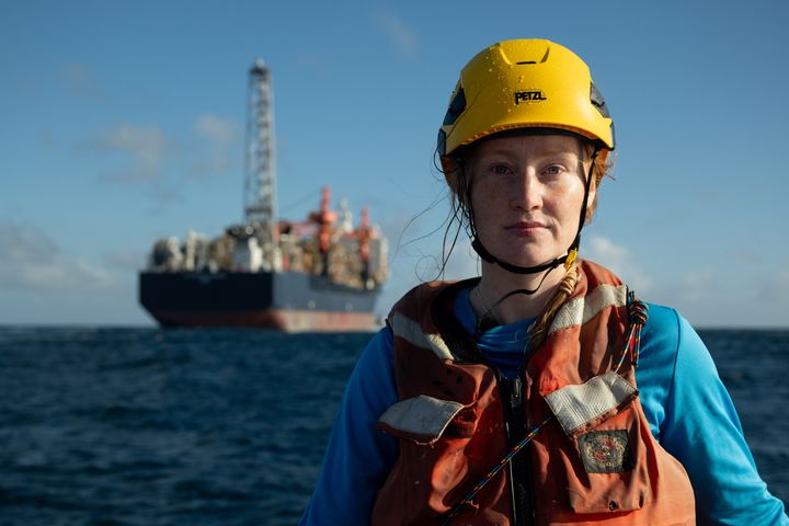 PROTEST: Amanda Louise Helle-Rasmussen er på plass i båt under dagens aksjon.